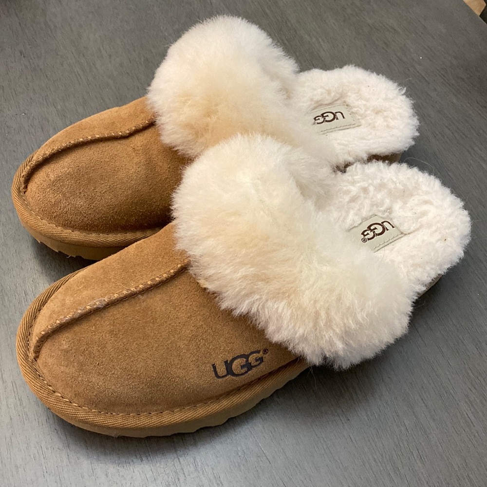 Children’s slightly used Ugg slippers (US Size 2)